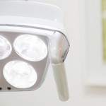 Behandlungszimmer Detailaufnahme der Belichtung | Zahnarzt Würzburg