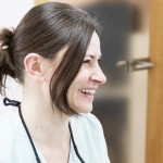 Dr. Sabine Diedrich, lachend bei der Beratung